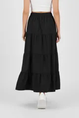 Falda larga negra con volados y botones frontales.