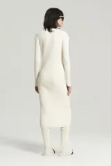 Vestido midi de tejido morley, color blanco, de corte ajustado con escote en V, cuello con solapas y cartera central de botones.