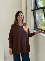 Sweater de punto color chocolate, con cuello redondo, mangas largas con puños ajustados y diseño holgado de corte amplio.