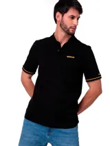 Chomba de manga corta color negro con detalles en amarillo en los bordes de las mangas. Presenta cuello tipo polo con cierre de botones y el logo de la marca estampado en el pecho.
