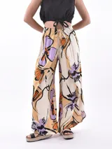 Pantalón palazzo color kaki con cintura elastizada y cordón ajustable.