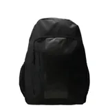 Mochila urbana de tela color negro, con compartimento principal con cierre, bolsillo frontal con panel de material sintético y logo grabado, y bolsillos laterales de red.