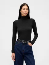 Remera de cuello alto y manga larga, de corte ajustado y diseño liso.