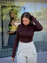 Pantalón de jean color nude, de corte recto y tiro alto, con bolsillos laterales y traseros.