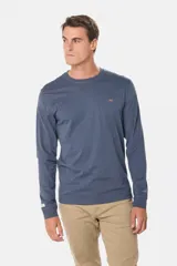 Remera manga larga lisa, color gris claro, con cuello redondo y logo bordado en el pecho.