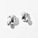 Par de aros plateados con forma irregular y cierre de tuerca.