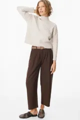 Sweater color crudo con cuello alto y diseño de tejido panal.