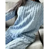 Pijama de dos piezas de tejido plush texturado con diseño de puntos en relieve, compuesto por un buzo de manga larga con cuello redondo y un pantalón largo de corte recto.