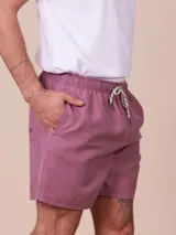 Short de baño color lila con cintura elastizada y cordón ajustable.