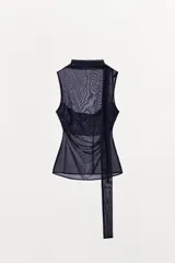 Top sin mangas confeccionado en tul semitransparente, con cuello drapeado y detalle de tira larga tipo foulard. Presenta frunces laterales y diseño ajustado.