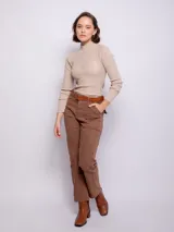 Polera de tejido de punto con diseño tramado y pequeños puntos calados, de cuello alto y ajuste ceñido al cuerpo.