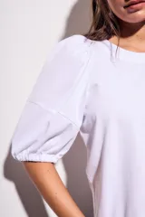 Remera color ladrillo de algodón peinado, de corte ajustado, con cuello redondo y mangas globo 3/4.