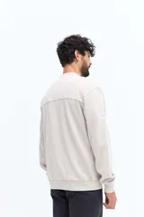 Buzo de algodón color negro lavado, con cuello redondo y estampado frontal en blanco con texto que incluye "BROOKSFIELD COVENT GARDEN LON UK". Presenta un pequeño parche negro en la manga izquierda.