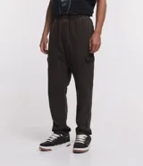 Pantalón cargo de hombre color negro, confeccionado en sarga de algodón, con cintura elástica, bolsillos laterales tipo cargo y bolsillos traseros.