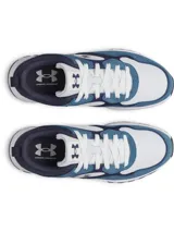 Championes Under Armour modelo Mirage Sport, con diseño de inspiración retro. Presentan una combinación de malla transpirable con superposiciones de gamuza y cuero en tonos azul y blanco. Incluyen entresuela de EVA para mayor amortiguación y suela de goma resistente.