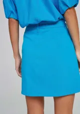 Pollera corta celeste con bolsillos delanteros.