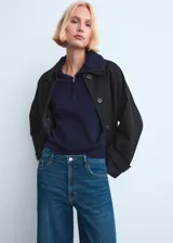 Pantalón de jean estilo wide leg con tiro alto, cinco bolsillos y cierre frontal de cremallera y botón.