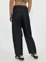 Pantalón de jean azul oscuro, de corte ancho y tiro alto.