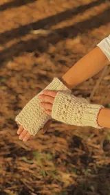 Mitones tejidos a mano en crochet, color beige, con diseño de punto texturizado y terminaciones acanaladas en las muñecas.