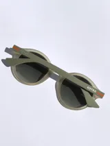 Lentes de sol Osten modelo Niza con armazón redondo de acabado mate en color mostaza y cristales oscuros polarizados con protección UV 400.