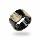 Pulsera elástica de diseño moderno, compuesta por eslabones alternados de resina negra lisa y resina con textura que imita piedra en tonos beige y gris.