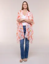 Kimono de diseño abierto, confeccionado en tela ligera con estampado floral en tonos anaranjados y blancos, de mangas amplias y corte holgado.