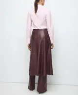 Camisa entallada de popelín de algodón en color rosado, con cuello camisero, manga larga y cierre frontal con botones ocultos bajo tapeta.