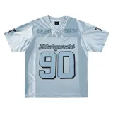 Remera estilo jersey de fútbol o americana, color celeste claro, con paneles de tela satinada y malla microperforada. Presenta cuello en V con ribete blanco, el número "90" grande en el frente con borde negro, y texto en la parte superior que dice "BAEN MADE" y "Madcapsclub".