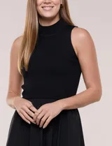 Vestido midi sin mangas de color verde militar, confeccionado con la parte superior en tejido de punto acanalado con cuello alto y falda acampanada de gran vuelo.