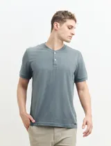 Camiseta de manga corta color verde agua, con cuello redondo y tapeta de dos botones.