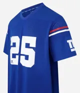 Remera deportiva azul con tecnología Dry, cuello en V, manga corta con estampado lettering y rayas contrastantes, estampado lettering NFL Giants.