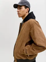 Campera bomber de gamuza sintética color marrón, con cierre frontal y puños y cintura elastizados en color negro.