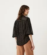 Blusa negra de chiffon con estampado de mini íconos en color crema, cuello mao, solapa frontal con botones y mangas largas abullonadas.