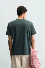 Camiseta de cuello redondo y manga corta con ajuste regular, confeccionada en tejido de peso medio.