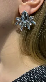 Caravana de diseño tipo abanico con cristales transparentes en forma de gota y marquise engarzados en metal dorado.