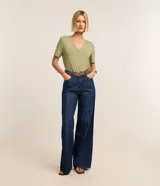 Blusa básica de manga corta con cuello en V, confeccionada en tejido de viscosa con elastano. Presenta un diseño liso y corte ajustado.