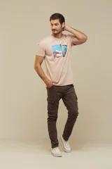 Pantalon cargo color marrón, de corte ajustado, con bolsillos laterales con solapa y cierre frontal.