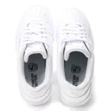 Championes Puma Caven 2.0 de estilo urbano, color blanco total. Presentan un diseño clásico con perforaciones en la puntera, cordones al tono y el logo de la marca en el lateral.