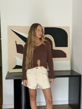 Short color crudo de tiro alto, corte semi baggy y confeccionado en denim 100% algodón.