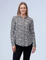 Camisa estampada de manga larga, marca Alexander Jordan. Con cuello camisero y abertura central con botones ocultos. El largo de la espalda es mayor al largo delantero.