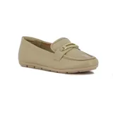 Mocasines de cuero color beige con detalle de hebilla metálica dorada en el empeine y suela plana antideslizante.
