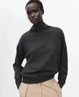 Chaleco de punto en color gris oscuro, con cuello alto y diseño sin mangas. Presenta un corte recto y tejido de textura suave.