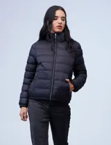 Campera de plumas reversible marca Michael Kors. Un lado es liso y el otro estampado con el logo de la marca. Tiene abertura central con cierre metálico, bolsillos delanteros y avíos metálicos con el logo. Incluye bolsa autoportante.