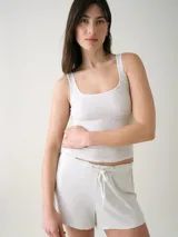 Musculosa de rib con escote redondo, corte entallado y diseño corto.