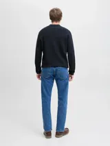 Polo de manga larga con textura estructurada, cuello clásico y cierre frontal de botones. Presenta un corte relajado con hombros caídos.