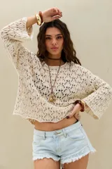 Sweater de tejido abierto y calado color crudo, de manga larga y diseño holgado.