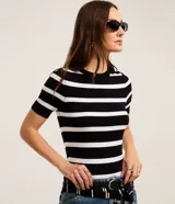 Blusa de punto ligero de la marca Cortelle, con diseño ajustado al cuerpo, cuello redondo y mangas cortas. Presenta un patrón de rayas horizontales en color negro y blanco.