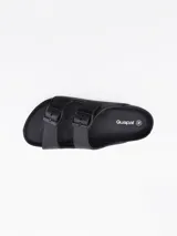 Sandalia tipo 'slide' de una sola tira ancha, color verde menta, con hebilla ajustable de dos pines.