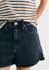 Short de jean de tiro medio, color azul oscuro, con diseño de corte curvo en los laterales y bolsillos frontales.