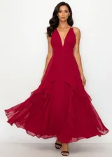 Vestido largo de fiesta confeccionado en chiffon, color rojo, con escote en V profundo, espalda descubierta y falda con volantes en cascada que aportan movimiento y volumen.